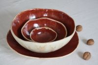 Malinowo-piaskowy komplet naczyń ceramicznych